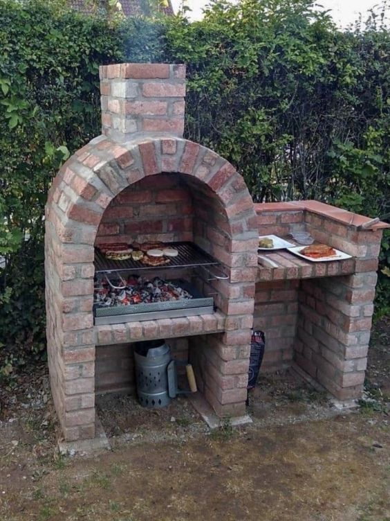 Barbecue protégé par haie végétale et buissons